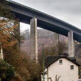 Die inzwischen gesprengte Talbrücke Rahmede der Autobahn 45 bei Lüdenscheid.