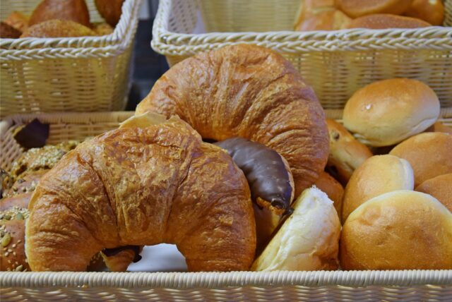 Ein Korb mit Brötchen und Croissants