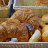 Ein Korb mit Brötchen und Croissants
