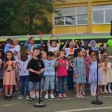 Kinder auf dem Hof der Kita Artikus beim Singen.