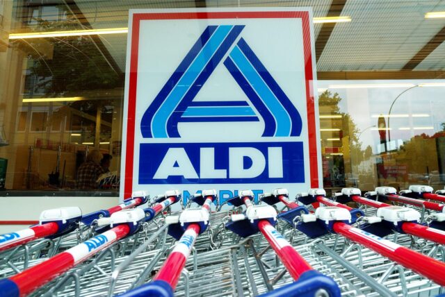 Einkaufswagen vor einer Aldi-Nord-Filiale.