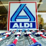 Einkaufswagen vor einer Aldi-Nord-Filiale.
