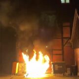 Flammen lodern vor einer Fachwerkfassade in Recklinghausen.