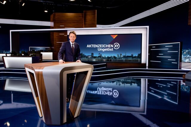 Moderator Rudi Cerne steht im Studio der ZDF-Sendung „Aktenzeichen XY … ungelöst“.