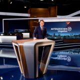 Moderator Rudi Cerne steht im Studio der ZDF-Sendung „Aktenzeichen XY … ungelöst“.
