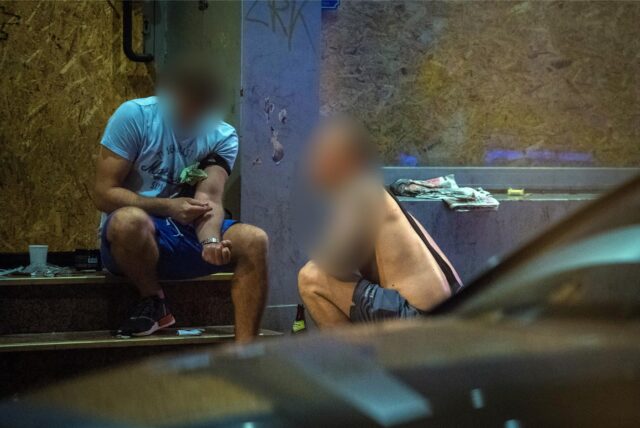 Ein Drogensüchtiger spritzt sich Heroin in den Arm. Dieses Foto ist in Frankfurt entstanden.