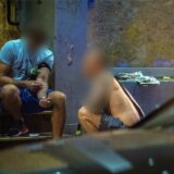Ein Drogensüchtiger spritzt sich Heroin in den Arm. Dieses Foto ist in Frankfurt entstanden.