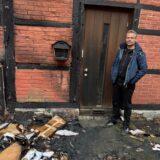 Oliver K. steht vor seinem Wohnhaus in der Recklinghäuser Altstadt. Auf dem Boden liegen verkohlte Pappkartons.