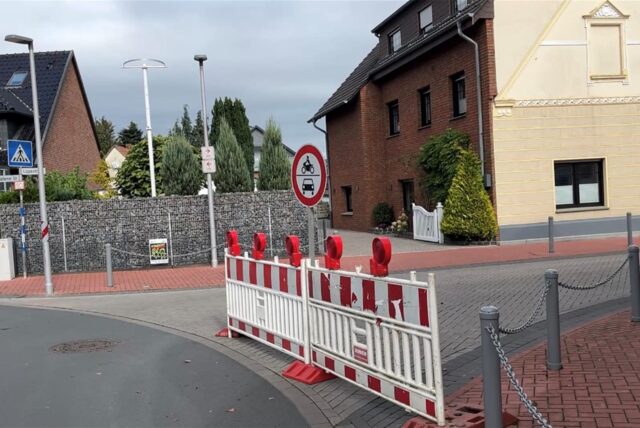 Die Sperrung an der Lippestraße in Datteln-Ahsen.