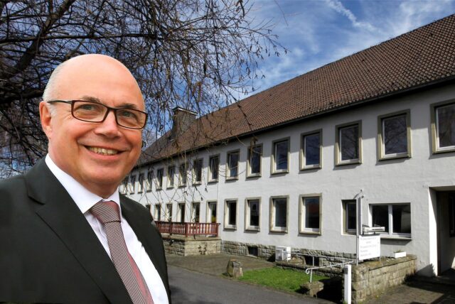 Matthias Fischer, Geschäftsführer der UKBS, vor der ehemaligen Polizeikaserne in Südkamen.