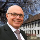 Matthias Fischer, Geschäftsführer der UKBS, vor der ehemaligen Polizeikaserne in Südkamen.