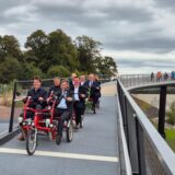 Das Wasserkreuz in Henrichenburg hat einen neuen Ankerpunkt: Der Sprung über die Emscher ist fertig. Die 412 Meter lange Brücke über Fluss und Kanal am Emscherland wird eröffnet. Wir berichten live.