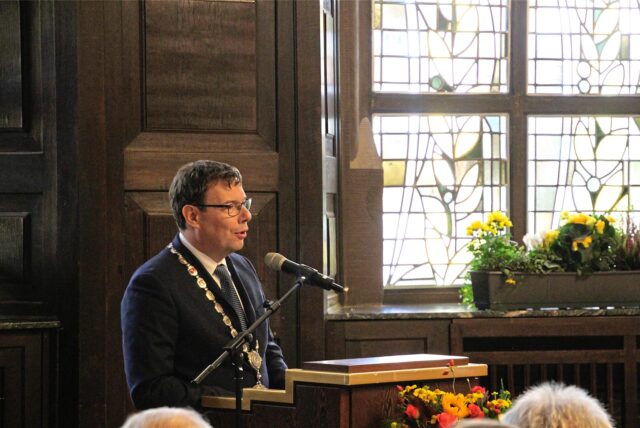 Schmalkaldens Bürgermeister Thomas Kaminski spricht im Recklinghäuser Rathaus.