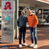 George Daye und Joachim Kraneis stehen vor der Apotheke am St. Vincenz-Krankenhaus.