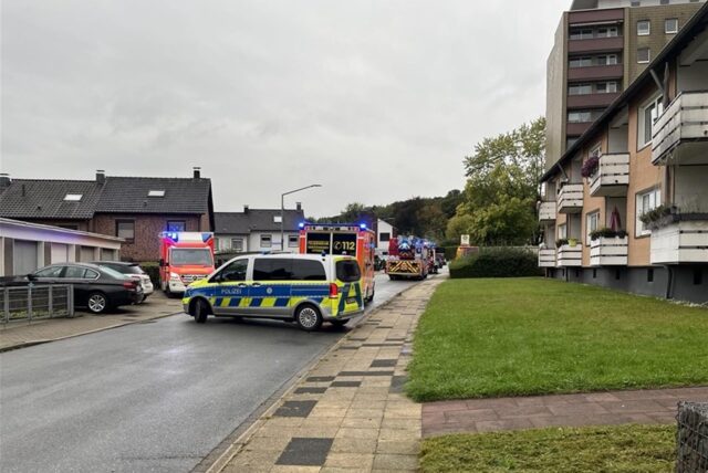 Einsatzfahrzeuge stehen auf der Neuköllner Straße.