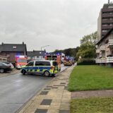 Einsatzfahrzeuge stehen auf der Neuköllner Straße.