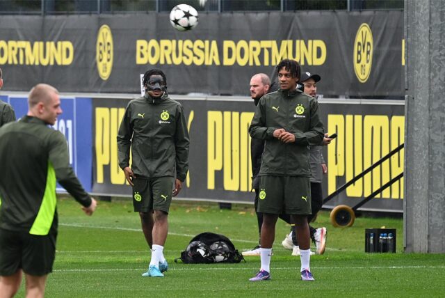Algumera Kabar steht auf dem Trainingsplatz.