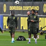 Algumera Kabar steht auf dem Trainingsplatz.