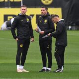 Nuri Sahin steht neben Lukasz Piszczek.