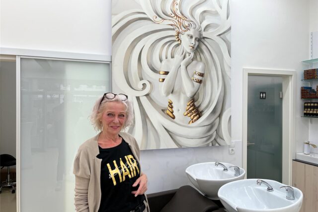 Betreiberin Elsbeth Safarpour in den neuen Räumlichkeiten ihres Salons in Waltrop.