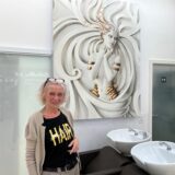 Betreiberin Elsbeth Safarpour in den neuen Räumlichkeiten ihres Salons in Waltrop.