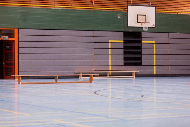 Blick in eine leere Sporthalle. (Archivbild)