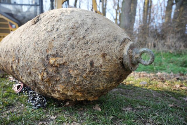 Ein Blindgänger aus dem Zweiten Weltkrieg liegt auf einer Wiese.