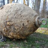Ein Blindgänger aus dem Zweiten Weltkrieg liegt auf einer Wiese.