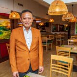 Hai Vu steht neben den Tischen in seinem Restaurant Bep Viet.