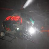 Ein Polizeihubschrauber am Nachthimmel
