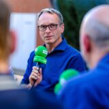 Ein Mann hält ein Mikrofon in der Hand