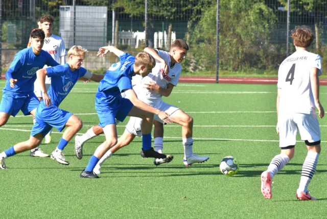 Versucht hier, an den Ball zu kommen: Lance Demski (M.) von der U19 des VfB Waltrop.