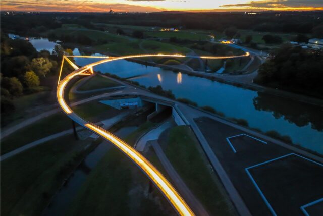 Der Sprung über die Emscher am Wasserkreuz in Henrichenburg: eine goldig schimmernde Landmarke und ein 412 Meter langer Fuß- und Radweg über Rhein-Herne-Kanal und Emscher hinweg.