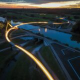 Der Sprung über die Emscher am Wasserkreuz in Henrichenburg: eine goldig schimmernde Landmarke und ein 412 Meter langer Fuß- und Radweg über Rhein-Herne-Kanal und Emscher hinweg.