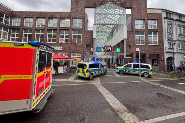 Ein Rettungseinsatz im EKZ Widumer Platz führt zu Blaulicht am Widumer Tor. Am Dienstagnachmittag wurde die Polizei in die Altstadt gerufen.