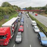 Ein Stau mit Rettungsgasse auf der A2. (Archivbild)