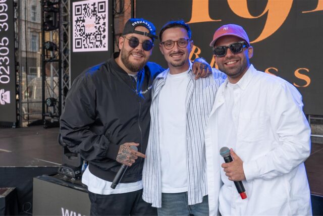 DJ Salvatore Mancuso (r.) tritt im Castroper Weihnachtsdorf 2024 auf. Dafür sorgt Leon Philipp (m.).