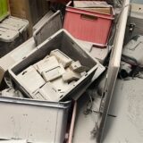 Die Montage zeigt links einen verwüsteten Raum des Jugendzentrums Hillerheide in Recklinghausen, in dem zusätzlich ein Feuerlöscher entleert worden ist. Die weißen Rückstände bedecken Kisten und deren Inhalt und den Fußboden. Rechts ist der Leiter der Einrichtung abgebildet: Björn Schmidt-Freistühler.