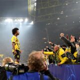 Karim Adeyemi steht auf der Bande.