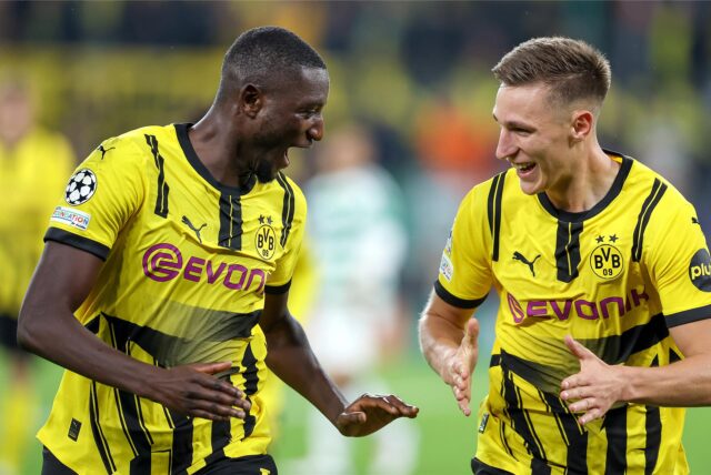 Serhou Guirassy und Nico Schlotterbeck jubeln.