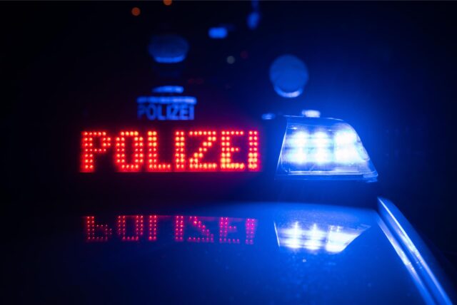 Bei einer Grenzkontrolle in Oeding fiel Polizeibeamten ein Pkw mit drei Männern auf. Bei der anschließenden Kontrolle stellten sie unter anderem eine Schusswaffe sicher.