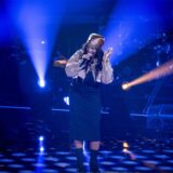 Gabriela Kyeremateng singt auf der Bühne bei den Blind Auditions von „The Voice of Germany“.