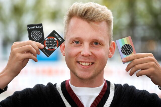 Patrick Beyer präsentiert drei Concards, Schutzhüllen für Kondome, die ins Portemonnaie passen.
