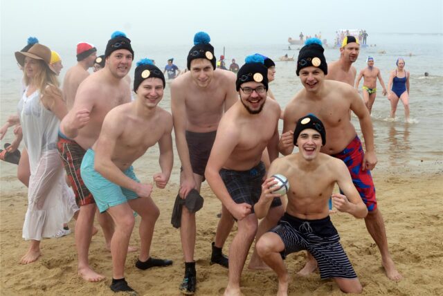 Das Neujahrsschwimmen in Haltern am See ist eine besondere Gaudi zu Beginn eines neuen Jahres.