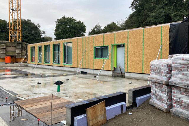 Mit vorgefertigten Holzelementen mit integrierten Fenstern und Türen schreitet der Bau der Goetheschule voran. Die neue Grundschule an der Hervester Straße in Alt-Marl soll im Sommer 2026 fertig sein.