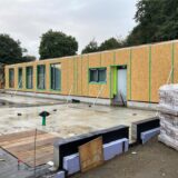 Mit vorgefertigten Holzelementen mit integrierten Fenstern und Türen schreitet der Bau der Goetheschule voran. Die neue Grundschule an der Hervester Straße in Alt-Marl soll im Sommer 2026 fertig sein.