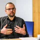 Kreisdirektor Dominik Schad sitzt auf einem Bürostuhl und gestikuliert.