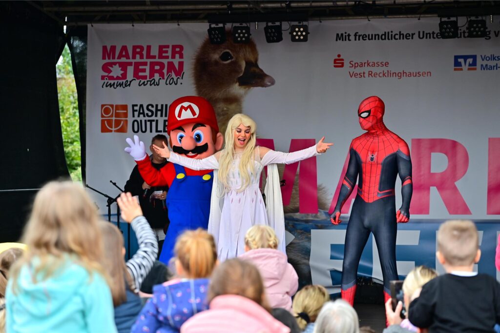 Die Walking Acts Super Mario, Eiskönigin und Spiderman stehen beim Seefest in Marl auf der Bühne.