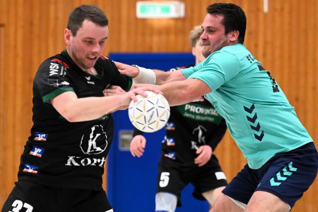 Auf gute Abwehrarbeit kommt es in Gevelsberg für HSG-Spielertrainer Markus „Ente“ Engberding (r.) und seine Mitstreiter an.