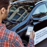 Zwei Personen buchen eine Uber-Fahrt über die App von dem Fahrtvermittlungsservice den es seit einem halben Jahr in NRW, unteranderem in Dortmund gibt.
